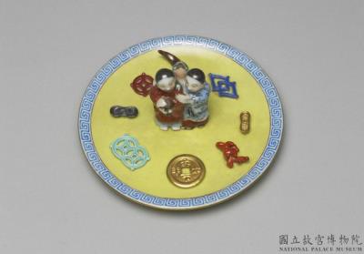 图片[3]-Incense stick holder in the shape of the Twin Immortals of Union and Harmony with the Eight Treasures in famille rose on a yellow ground, Qing dynasty, Qianlong reign (1736-1795)-China Archive